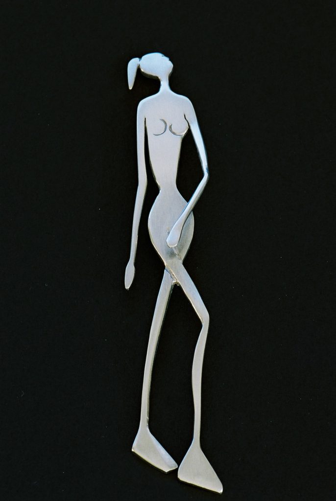 Elevarbete från Stenebyskolan. Brosch i silver med inspiration från Alberto Giacometti.