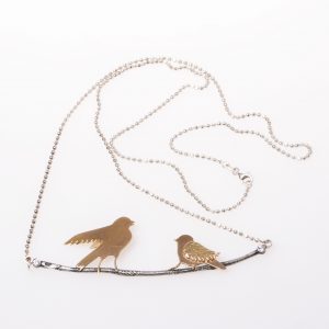 Halsband med guldfåglar på silverkvist.