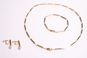 Halsband, armband och örhängen i 18K stavar och ljusa saltvattenspärlor.